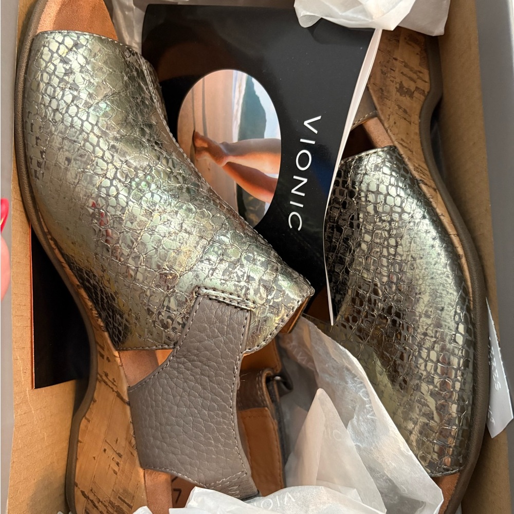 Vionic Women's Tatiana Metallic Silver and Gray Shoes